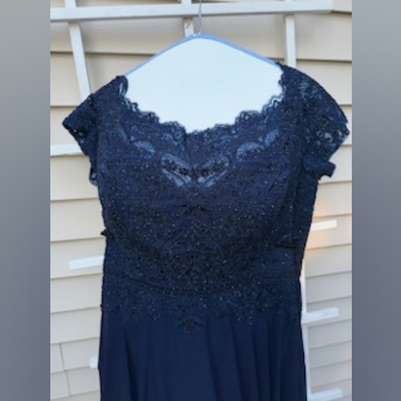 MGNY By Mori Lee 72823 - Embroidered Bodice Evening Gown in Navy, Size 18 - Picture 4 of 6